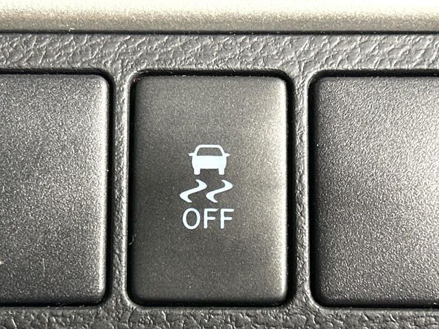 【横滑り防止装置】車両の横滑りを感知すると、自動的に車両の進行方向を保つように車両を制御します。雨の日など滑りやすい路面状況でも安全な運転が可能です。