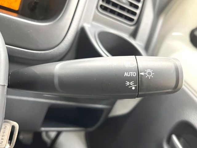 【オートライト】周りの明るさに応じて自動でヘッドライトの点灯・消灯ができる機能です!ライトの付け忘れ・消し忘れなどが無くなり、雨の日や夕方の走行も安心!トンネル通過時も便利ですね♪