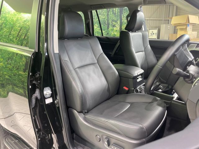 【本革シート】上質な本革を使用し、高級感あふれる本革シート。常に体に触れる部分だから、座り心地の良さにはこだわりたいですね♪汚れの付着や劣化を抑制する内装コーティング施工もおススメですよ♪