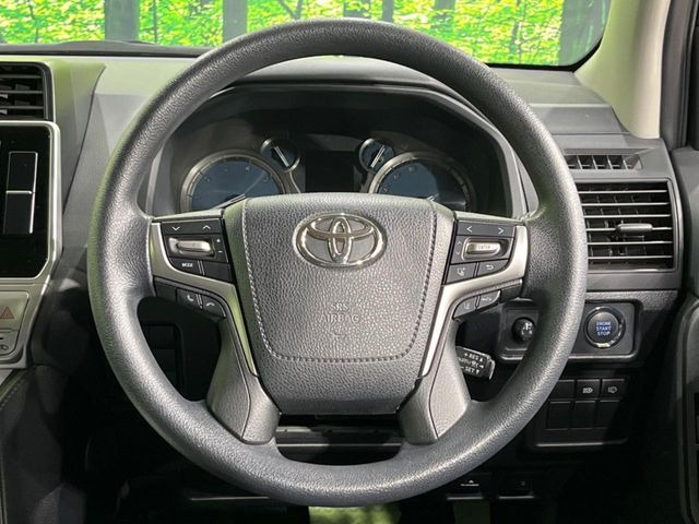 �C���e���A�ɍ��킹���f�U�C���̃X�e�A�����O�́A�^�]�������̂��Ƃ��l���A�^�]���₷���`��A�傫���ł��B�����x�A���ۂɐG���Ă��m���߂��������B