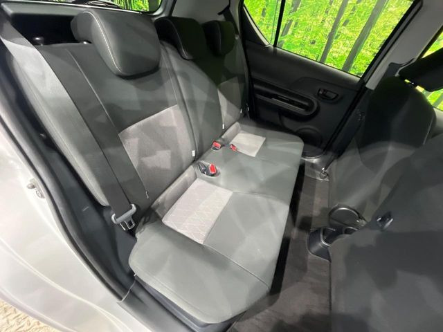後部座席も気になるようなキズ・汚れやへたり等、大きなダメージはなく、良好な状態です。