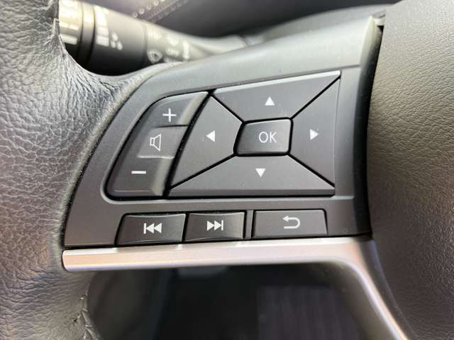 運転中でも手を離さずにオーディオの操作ができる『ステアリングスイッチ』機能があります!