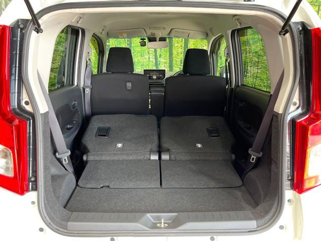 ���i�̂���������ʋ΁A���}���ɏ\���ȉ׎��X�y�[�X���m�ۂ��Ă���܂��B�Z�J���h�V�[�g��|���ƁA�傫�ȉו��̐ύڂ��\�ł���