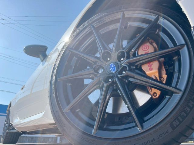 【グレード専用純正18インチアルミホイール】デザイン性の高い純正アルミホイールを装着しております。各種社外アルミホイールや、スタッドレスタイヤも取扱いしております。是非ご相談ください♪