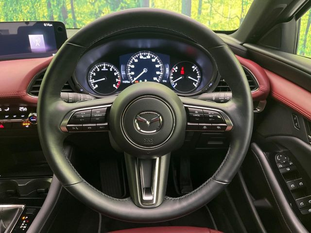 �C���e���A�ɍ��킹���f�U�C���̃X�e�A�����O�́A�^�]�������̂��Ƃ��l���A�^�]���₷���`��A�傫���ł��B�����x�A���ۂɐG���Ă��m���߂��������B