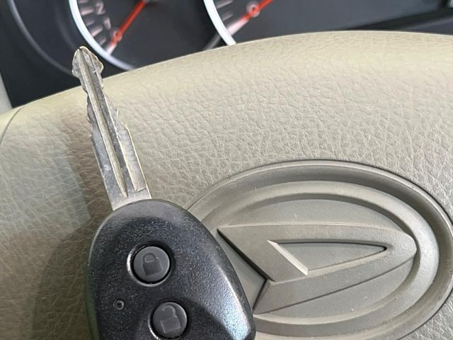 【キーレス】少し離れた場所からでもボタン一つでドアの開錠・施錠ができるのでとっても便利!ドアの鍵穴周りに傷をつけることもありません♪