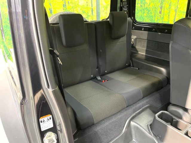 後部座席も気になるようなキズ・汚れやへたり等、大きなダメージはなく、良好な状態です。