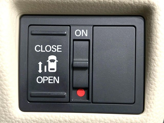 【パワースライドドア】スマートキーや運転席のスイッチでスライドドアの開閉が可能♪電動だから力を入れてドアを開ける必要が無く、小さいお子様でも、重い荷物を持っている時もラクに開け閉めできます♪