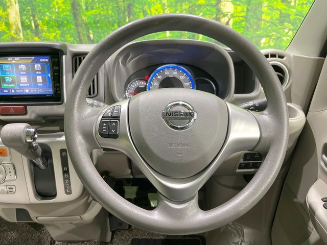 �C���e���A�ɍ��킹���f�U�C���̃X�e�A�����O�́A�^�]�������̂��Ƃ��l���A�^�]���₷���`��A�傫���ł��B�����x�A���ۂɐG���Ă��m���߂��������B