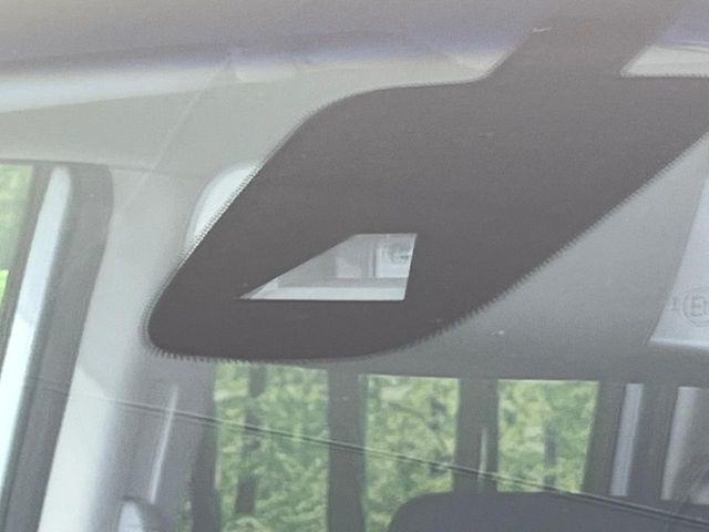 【エマージェンシーブレーキ】走行中に前方の車両等を認識し、衝突しそうな時は警報とブレーキで衝突回避と被害軽減をアシスト。より安全にドライブをお楽しみいただけます。