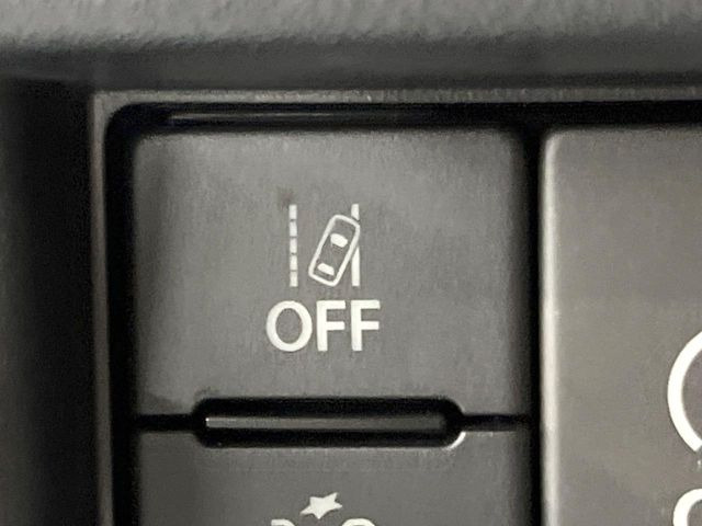 【車線逸脱警報】道路上の白(黄)線を認識し、意図せず走行中の車線からはみ出しそうになった時、メーター内の警告灯とブザーで注意喚起してくれる安心・安全機能です♪