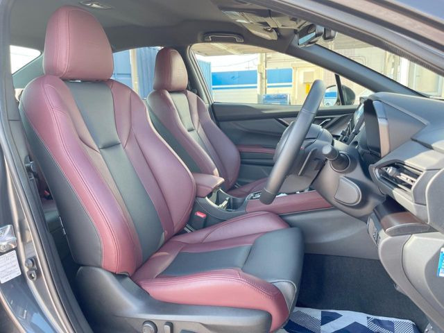 【本革シート】上質な本革を使用し、高級感あふれる本革シート。常に体に触れる部分だから、座り心地の良さにはこだわりたいですね♪汚れの付着や劣化を抑制する内装コーティング施工もおススメですよ♪