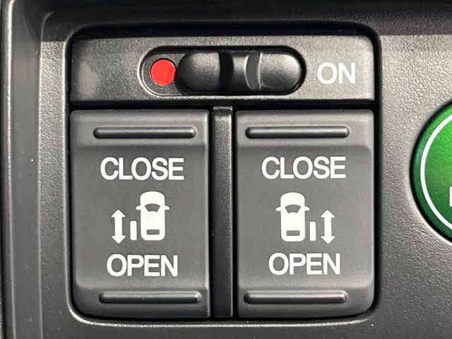 【両側パワースライドドア】スマートキーや運転席のスイッチで後席両側スライドドアの開閉が可能♪電動だから力を入れてドアを開ける必要が無く、小さなお子様でも簡単に開け閉めでき快適です♪