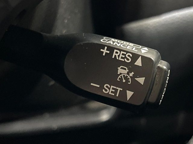 【レーダークルーズコントロール】高速道路での長距離走行が楽に!!自動で速度を保つクルーズコントロールが、衝突軽減システムと連携し、前方の車両を感知して車間を保つように速度調節してくれます!!