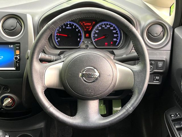 �C���e���A�ɍ��킹���f�U�C���̃X�e�A�����O�́A�^�]�������̂��Ƃ��l���A�^�]���₷���`��A�傫���ł��B�����x�A���ۂɐG���Ă��m���߂��������B