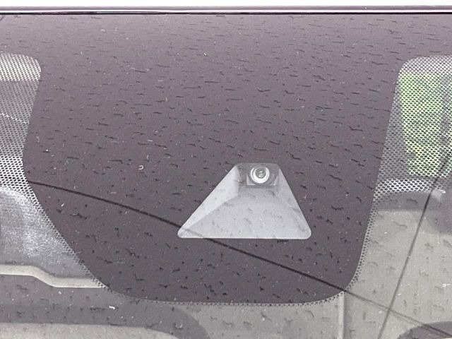 【エマージェンシーブレーキ】走行中に前方の車両等を認識し、衝突しそうな時は警報とブレーキで衝突回避と被害軽減をアシスト。より安全にドライブをお楽しみいただけます。