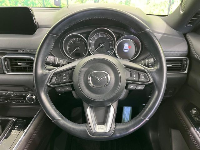 �C���e���A�ɍ��킹���f�U�C���̃X�e�A�����O�́A�^�]�������̂��Ƃ��l���A�^�]���₷���`��A�傫���ł��B�����x�A���ۂɐG���Ă��m���߂��������B