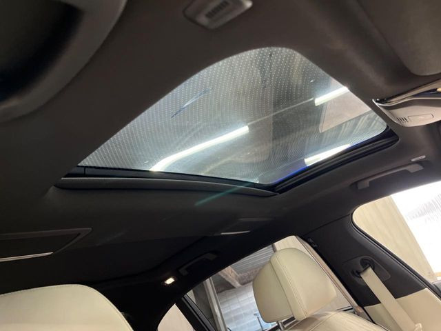 ●サンルーフ:開放感たっぷりの希少装備、サンルーフが装着されています!車内に明かりを取り入れたり景色を楽しむ以外にも、車内の空気も簡単に換気できて快適です!