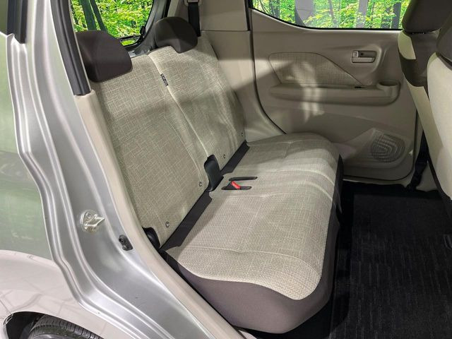 後部座席も気になるようなキズ・汚れやへたり等、大きなダメージはなく、良好な状態です。