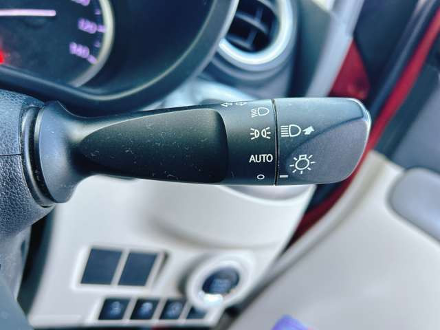 �y�I�[�g���C�g�z�ԊO�̖��邳�����m���āA�����I�Ƀw�b�h���C�g��_�����Ă���܂���g���l���𑖍s����ۂɂ��A�����I�ɓ_�����Ă���ĕ֗��ȑ�����1�ł���