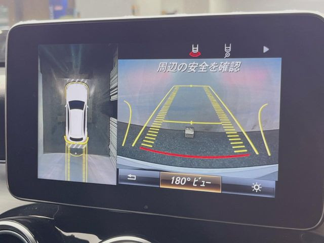 ●パノラミックビューモニター:専用のカメラにより、上から見下ろしたような視点で360度クルマの周囲を確認することができます☆死角部分も確認しやすく、狭い場所での切り返しや駐車もスムーズに行えます。