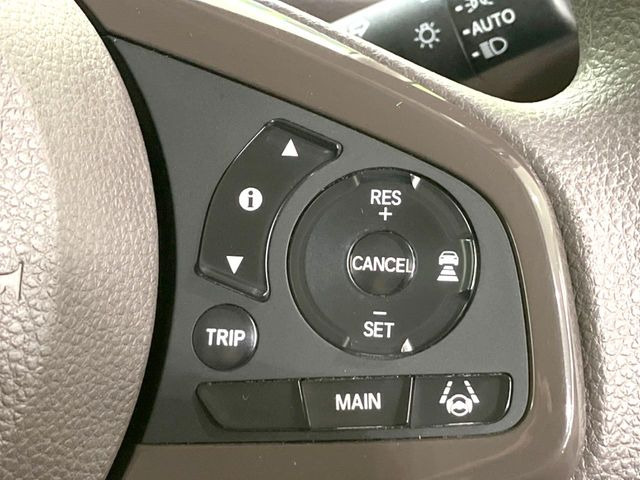 【アダプティブハイビーム】遠くまで明るく照らすハイビームを先行車や対向車に照射しない様、自動で調整!毎回手動で切り替える必要がなく、夜間走行時のストレスも軽減。安全性向上にも寄与します。