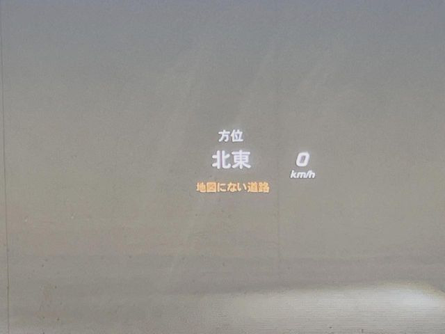 ●ヘッドアップディスプレイ:現在の速度や走行情報をデジタル表示で運転席前方のガラスに投影!運転中、視線をずらさず必要な情報を確認できるのでとっても便利で安心!