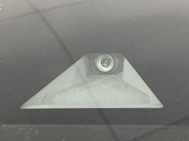 【エマージェンシーブレーキ】走行中に前方の車両等を認識し、衝突しそうな時は警報とブレーキで衝突回避と被害軽減をアシスト。より安全にドライブをお楽しみいただけます。