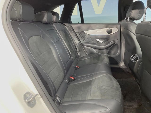 ●後部座席も気になるようなキズ・汚れやへたり等、大きなダメージはなく、良好な状態です。
