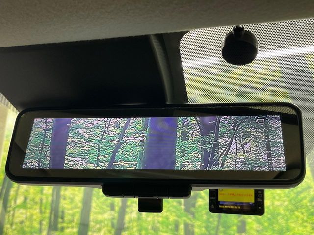 【インテリジェントルームミラー】後席の大きな荷物や同乗者で後方が確認しづらい時でも安心!カメラが撮影した車両後方の映像をルームミラー内に表示。クリアな視界で状況の確認が可能です!