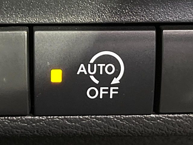 【アイドリングストップ】赤信号や渋滞で停車した際にエンジンを停止し、無駄な燃料の消費を抑えます。燃費向上や環境保護につなげる機能♪エンジンはブレーキを離せば再始動します。