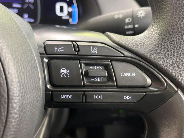 【レーダークルーズコントロール】高速道路での長距離走行が楽に!!自動で速度を保つクルーズコントロールが、衝突軽減システムと連携し、前方の車両を感知して車間を保つように速度調節してくれます!!