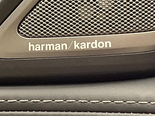 ●harman/kardonサウンドシステム:オーディオ専門メーカーが手掛けるプレミアムスピーカーを装備。多数のスピーカーから、音の粒立ちまで分かる高品質な音楽をお楽しみいただけます。