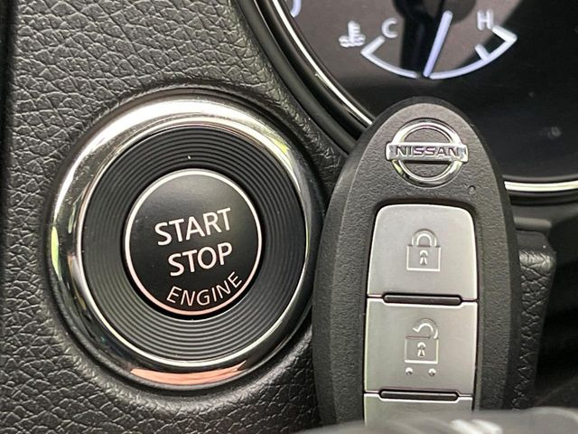 【インテリジェントキー】カバンやポケットに入れたままでもドアの施錠・解錠が可能なスマートキーを装備。エンジンのオン・オフ時もカギを取り出す必要が無いからとっても便利です♪