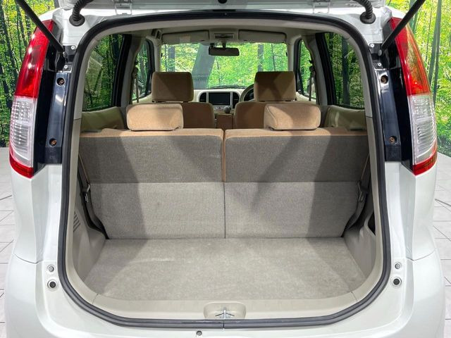 ���i�̂���������ʋ΁A���}���ɏ\���ȉ׎��X�y�[�X���m�ۂ��Ă���܂��B�Z�J���h�V�[�g��|���ƁA�傫�ȉו��̐ύڂ��\�ł���