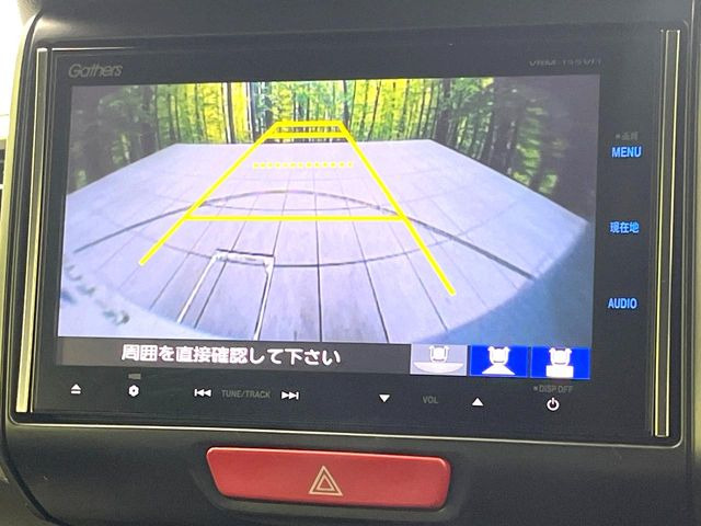 【バックカメラ】駐車時に後方がリアルタイム映像で確認できます。大型商業施設や立体駐車場での駐車時や、夜間のバック時に大活躍!運転スキルに関わらず、今や必須となった装備のひとつです!
