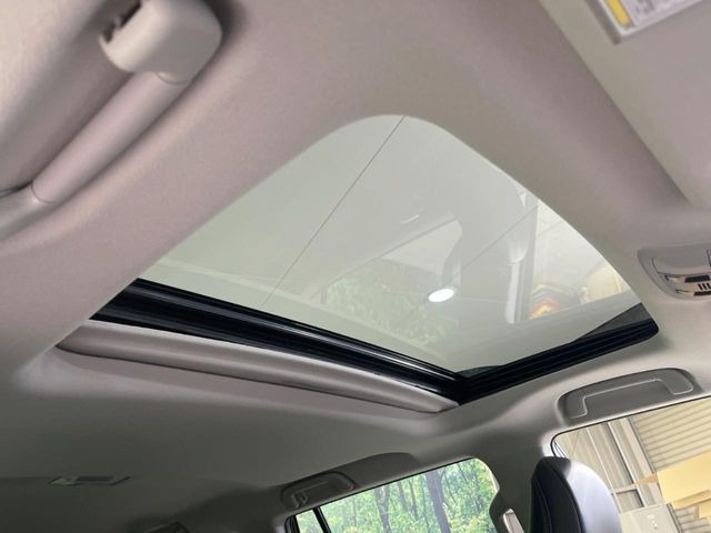 【サンルーフ】開放感たっぷりの希少装備、サンルーフが装着されています!車内に明かりを取り入れたり景色を楽しむ以外にも、車内の空気も簡単に換気できて快適です!