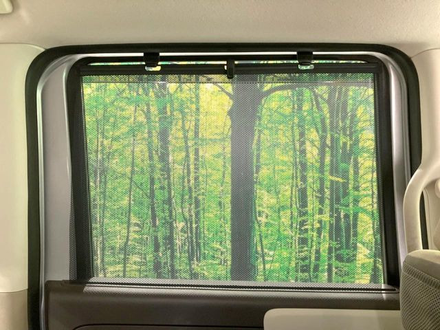 【ロールシェード】日差しや車外からの光が眩しいときにサッと引き出して使える、ロール格納タイプのサンシェードを装備。後席に乗ったお子様がウトウトしだした時など、ぜひご活用ください♪