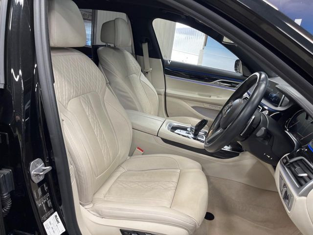 ●レザーシート:高級感漂うレザーシートは、使用感も少なく良好なコンディションを保っております!その他、気になる箇所がございましたらお気軽にお問合せ下さい!