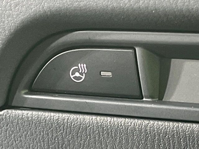 【ステアリングヒーター】冬場に冷たくなりやすい革巻きステアリングを、スイッチ一つで素早く適温に!エアコンよりも早く温まってくれるので、寒い日の運転も快適になりますね♪