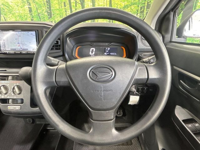 �C���e���A�ɍ��킹���f�U�C���̃X�e�A�����O�́A�^�]�������̂��Ƃ��l���A�^�]���₷���`��A�傫���ł��B�����x�A���ۂɐG���Ă��m���߂��������B