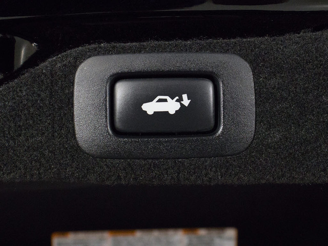 スイッチ操作でトランクリッドの自動開閉が行えます。電子キー本体のワイヤレス機能や運転席のスイッチからでもオープン操作が可能です!高級車ならではの快適装備です!!