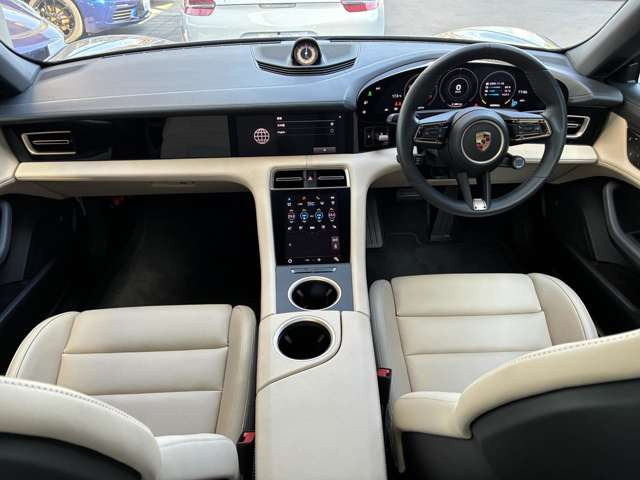 タイカン4S パフォーマンスバッテリー プラス 4+1シート 4WD