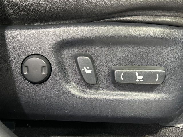 【パワーシート】スイッチ一つで簡単にシートの微調整が可能!電動だから力もいりません!快適なシートポジションにセットして、快適なドライブをお楽しみください。