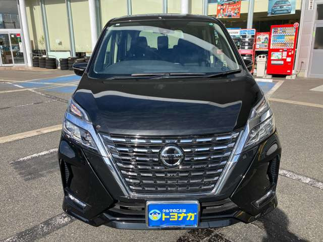 日産のミディアムクラスミニバン「セレナ」を入荷!エクステリアは新世代の日産デザインを象徴する「Vモーション」を採用したフロントグリルが特徴です!