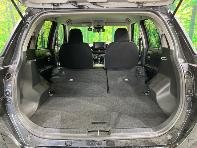 ���i�̂���������ʋ΁A���}���ɏ\���ȉ׎��X�y�[�X���m�ۂ��Ă���܂��B�Z�J���h�V�[�g��|���ƁA�傫�ȉו��̐ύڂ��\�ł���