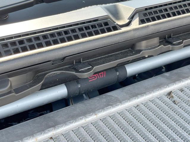 【STIタワーバー】お車の剛性を高めるタワーバーを装備。よりスムーズなコーナリング走行が可能となり、走りも楽しめます。