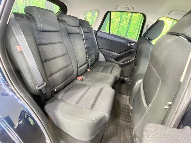 後部座席も気になるようなキズ・汚れやへたり等、大きなダメージはなく、良好な状態です。