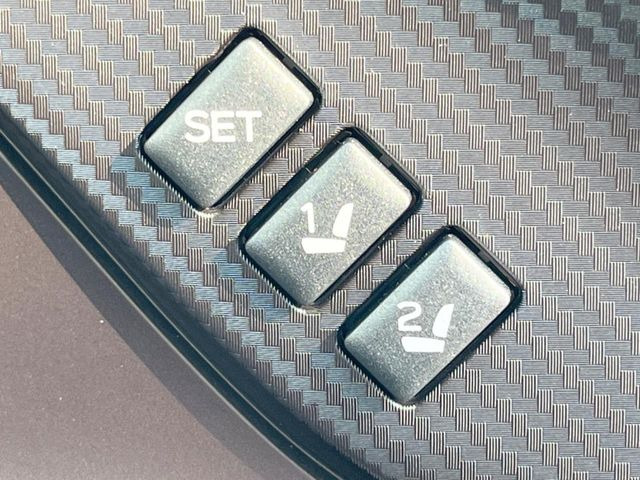 【メモリー機能付きパワーシート】ドライバーごとに設定したシート位置を記憶して、ボタン一つで切り替えできる便利な機能!運転する方が複数名いらっしゃるご家庭におすすめです♪