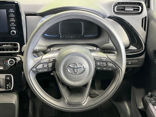 インテリアに合わせたデザインのステアリングは、運転される方のことも考え、運転しやすい形状、大きさです。是非一度、実際に触ってお確かめください。